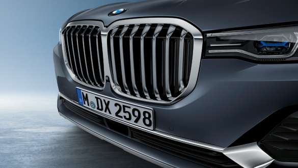 BMW kidney grille SUV G07 Close-up of the BMW X7 front with focus on the BMW kidney grille SUV G07