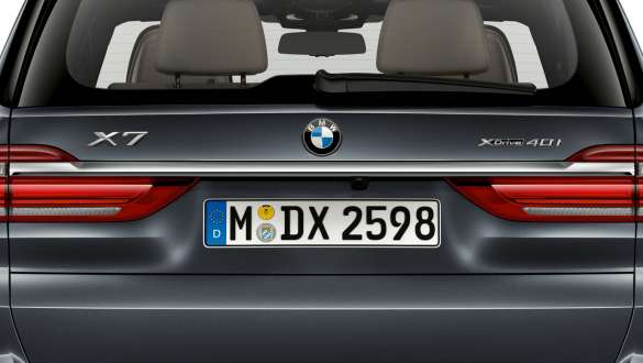 Chrome bar rear SUV G07 Close-up of the BMW X7 Chrome bar rear SUV G07