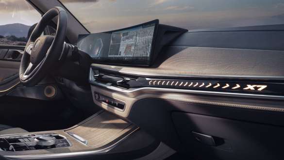 운전석 측 BMW X7 G07 LCI에서 본 콕핏 모습 동반석 BMW X7 G07 LCI에서 본 BMW 커브드 디스플레이가 장착된 콕핏 모습