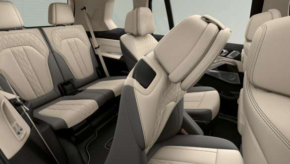 측면 BMW X7 G07 LCI에서 본 3열 시트 모습 측면 BMW X7 G07 LCI의 실내에서 본 3열 시트 모습