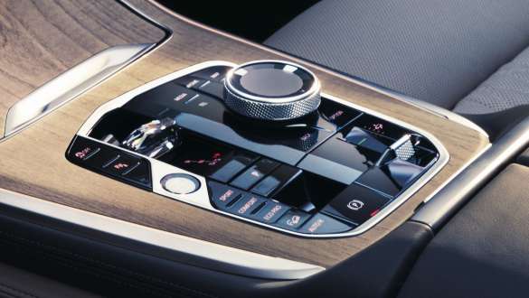 ‘CraftedClarity’ 글라스 적용 클로즈업 BMW X7 G07 LCI 컨트롤 센터 클로즈업 BMW X7 G07 LCI의 'CraftedClarity’ 글라스 적용