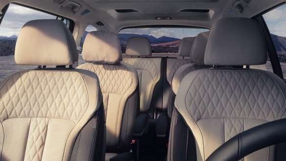 6인승 BMW X7 G07 LCI 정면에서 본 6인승 모습 6인승 정면 BMW X7 G07 LCI의 실내에서 본 6인승 모습