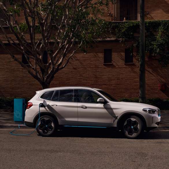 공공 충전소에서 고출력 충전 중인 BMW iX3 G08 측면 모습 공공 충전소에서 고출력 충전 중인 BMW iX3 G08 2020 미네랄 화이트 메탈릭의 측면 모습