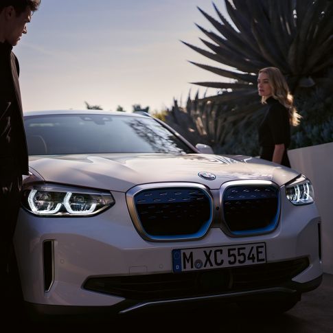 BMW i 키드니 그릴과 함께 BMW iX3 G08의 정면을 3/4각도(반측면)에서 바라본 모습 BMW i 키드니 그릴과 함께 BMW iX3 G08 2020 미네랄 화이트 메탈릭의 정면을 3/4각도(반측면)에서 바라본 모습