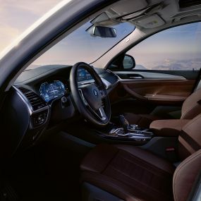 문이 열린 BMW iX3 G08의 콕핏 문이 열린 BMW iX3 G08 2020 미네랄 화이트 메탈릭의 콕핏
