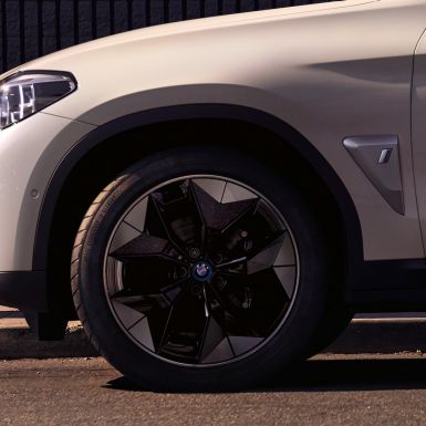 에어로다이내믹 휠을 적용한 BMW iX3 G08의 휠 클로즈업 에어로다이내믹 휠을 적용한 BMW iX3 G08 2020 미네랄 화이트 메탈릭의 휠 클로즈업