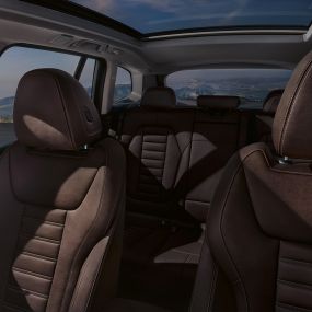 '버네스카' 모카 가죽 소재의 스포츠 좌석이 적용된 BMW iX3 G08 '버네스카' 모카 가죽 소재의 스포츠 좌석이 적용된 BMW iX3 G08 2020 실내