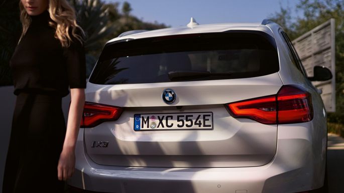여성과 함께 후면의 BMW i 전용 디퓨저가 촬영된 BMW iX3 G08의 후면 모습 여성과 함께 후면의 BMW i 전용 디퓨저가 촬영된 BMW iX3 G08 2020 미네랄 화이트 메탈릭의 후면 모습 with woman