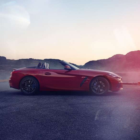 BMW Z4 로드스터의 측면 산악 경관 앞에서 본 BMW Z4 로드스터의 측면