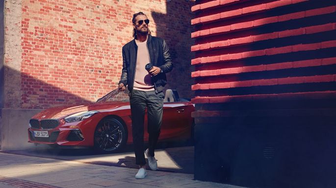 BMW Z4 로드스터 앞에 선 남성 G29 도로 위 BMW Z4 로드스터 앞에 선 남성 G29