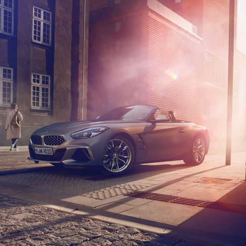 거리 앞에 선 BMW Z4 로드스터 G29 거리 앞에 선 회색 BMW Z4 로드스터 G29
