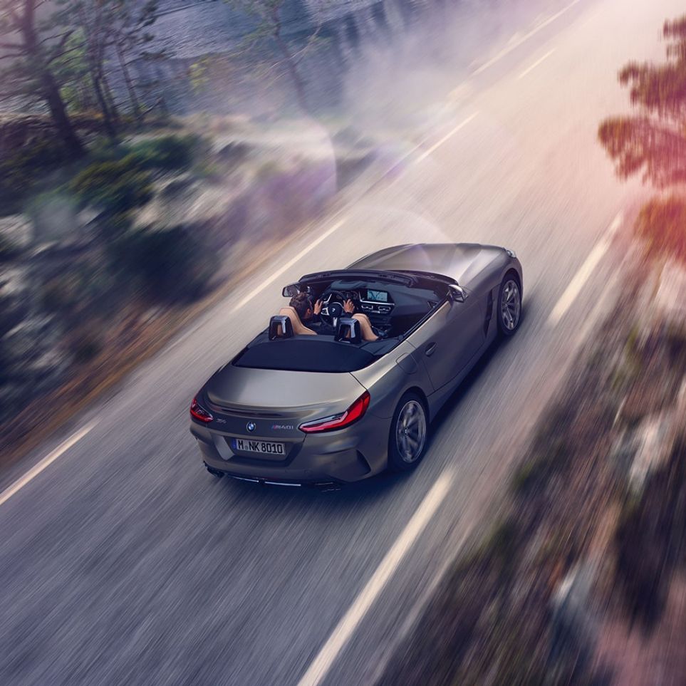위에서 본 BMW Z4 로드스터 G29 위에서 본 주행 중인 회색 BMW Z4 로드스터 G29