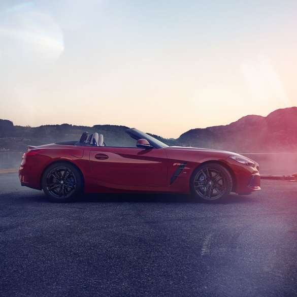 BMW Z4 로드스터의 측면 산악 경관 앞 BMW Z4 로드스터의 측면