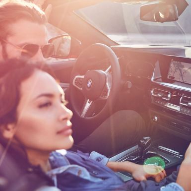 BMW Z4 로드스터 안 짙은 머리색의 여성 및 남성 BMW Z4 로드스터 안 짙은 머리색의 여성 및 남성