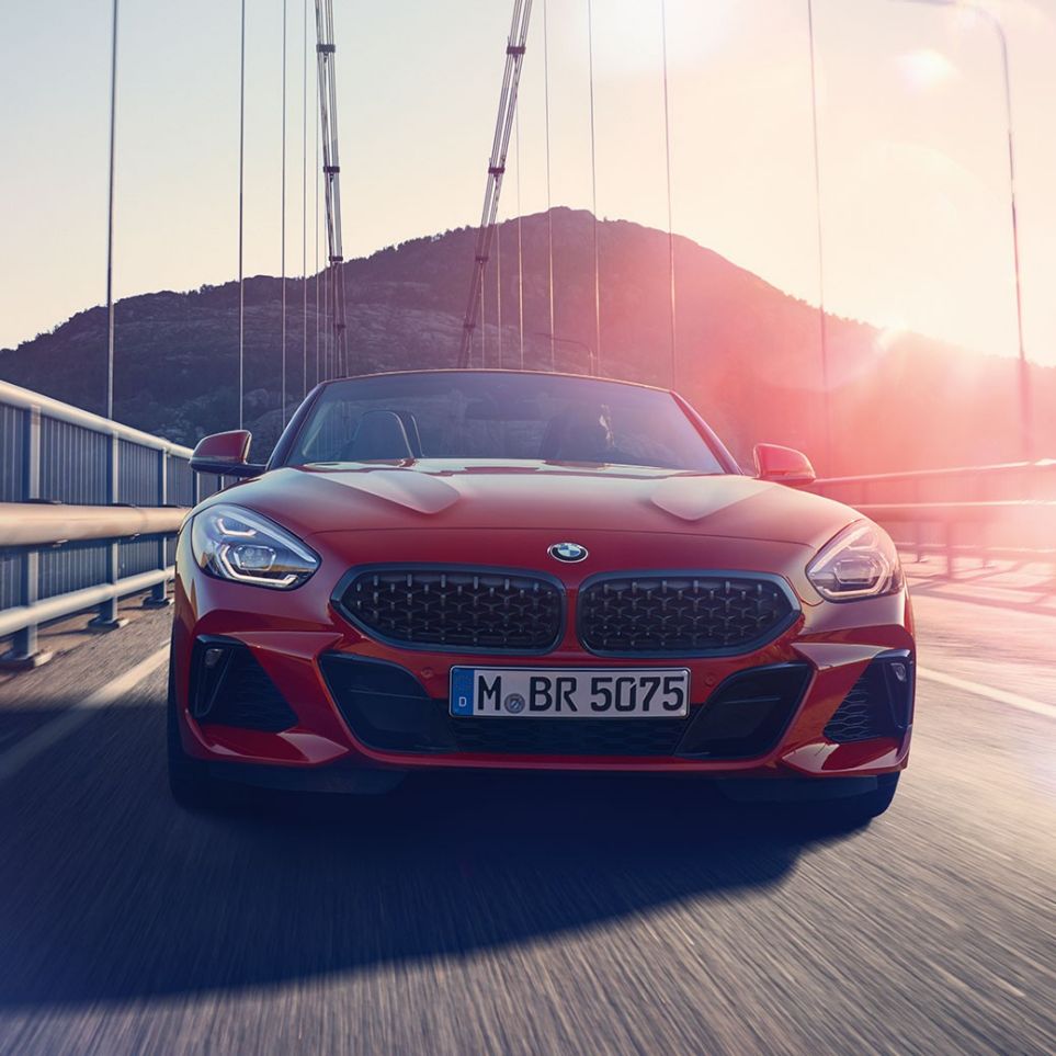 다리 위를 달리는 BMW Z4 로드스터 다리 위를 달리는 BMW Z4 로드스터의 앞모습