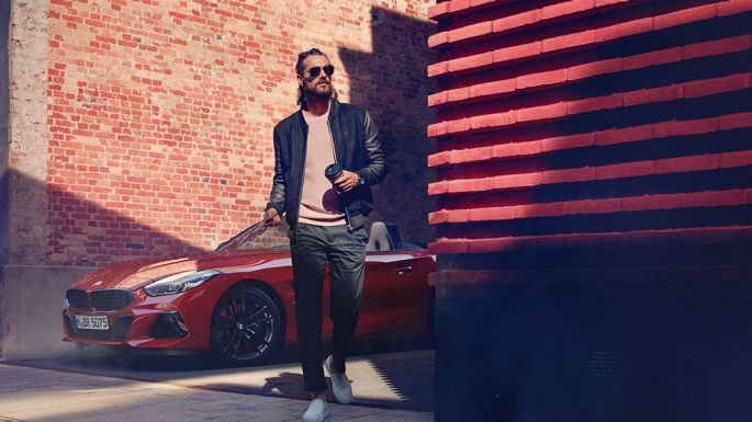 BMW Z4 로드스터와 남성 거리에서 보이는 BMW Z4 로드스터