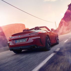 BMW Z4 로드스터의 후면 도로 위를 달리는 BMW Z4 로드스터 후면