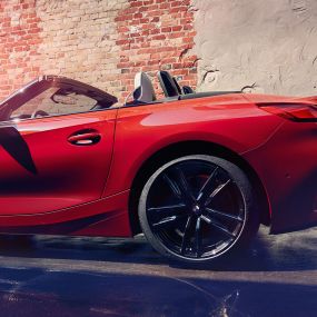 BMW Z4 로드스터 측면 벽돌 벽 앞의 BMW Z4 로드스터 측면