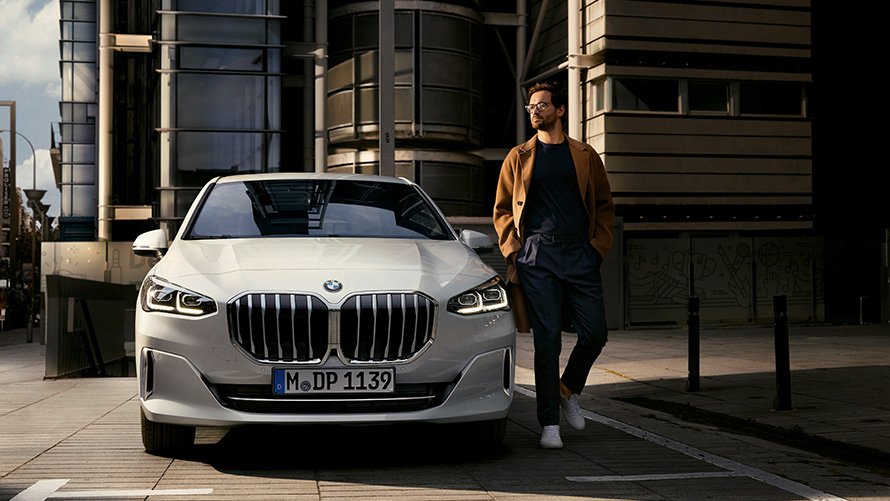 BMW 2 시리즈 액티브 투어러 U06 2021, 정면도, 남성 모델 BMW 2 시리즈 액티브 투어러 U06 2021  미네랄 메탈릭 화이트, 주차, 정면도, 남성 모델