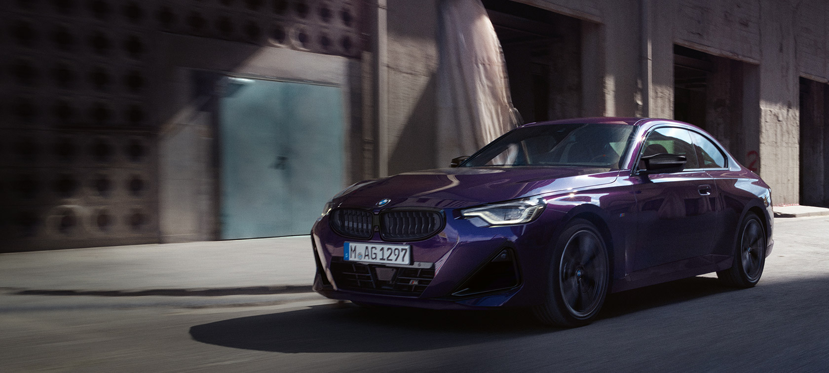 BMW M240i xDrive 쿠페 G42 2021 블랙 사파이어 메탈릭 3/4 정면도 주행