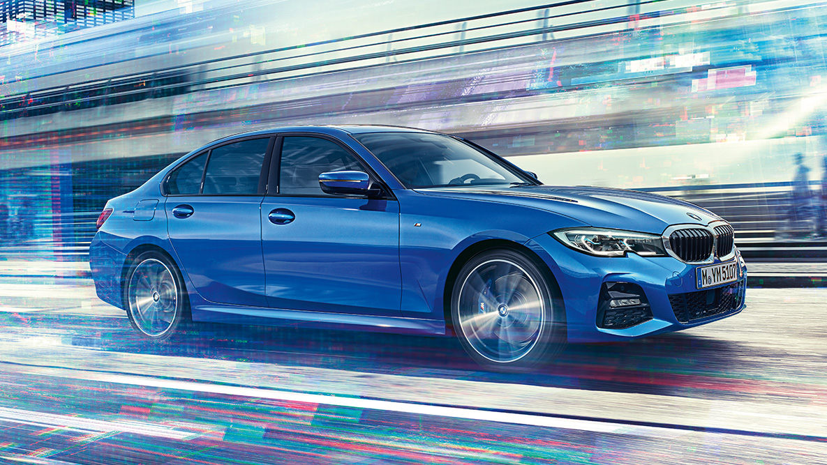 BMW 3 시리즈 세단 (G20), 드라이빙 측면부 BMW 3 시리즈 세단(G20) 주간, 도심 건물 측면에서 주행 샷