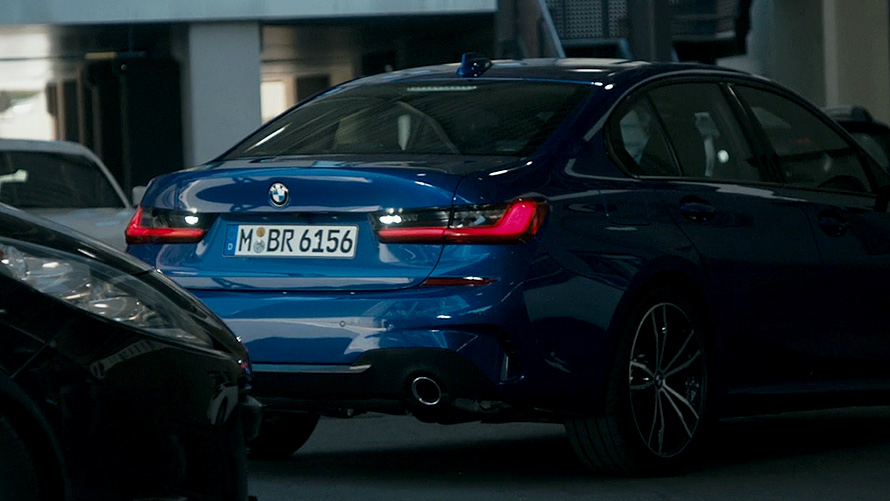 BMW 3 시리즈 세단 (G20), 후진 어시스턴트 후진 어시스턴트가 장착된 BMW 3 시리즈 세단(G20)의 콕핏 디스플레이 클로즈업