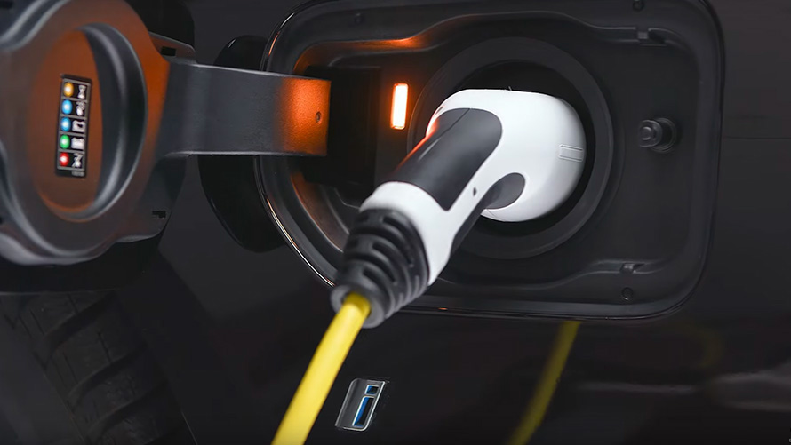 충전 케이블과 연결된 BMW 3 시리즈 세단 G20 BMW 플러그인 하이브리드 BMW 플러그인 하이브리드를 위한 BMW 3 시리즈 세단 G20 충전 액세서리 클로즈업