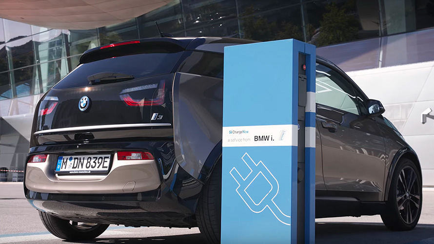 BMW i3 (i01), 충전소 충전소에 있는 BMW 3 시리즈 쿠페 G20 BMW i3, 3/4 후면도