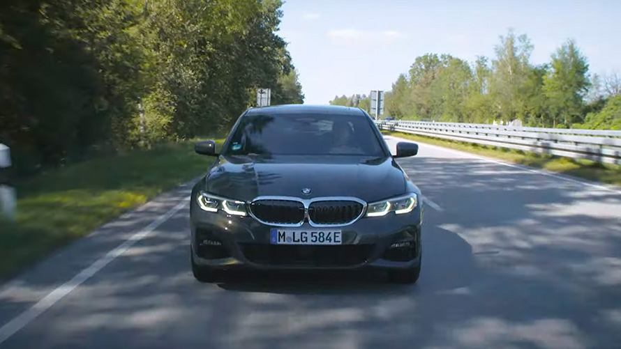 BMW 3 시리즈 세단 G20 BMW 플러그인 하이브리드, 도로에서 주행 BMW 3 시리즈 세단 G20 BMW 플러그인 하이브리드, 도로에서 주행, 정면도