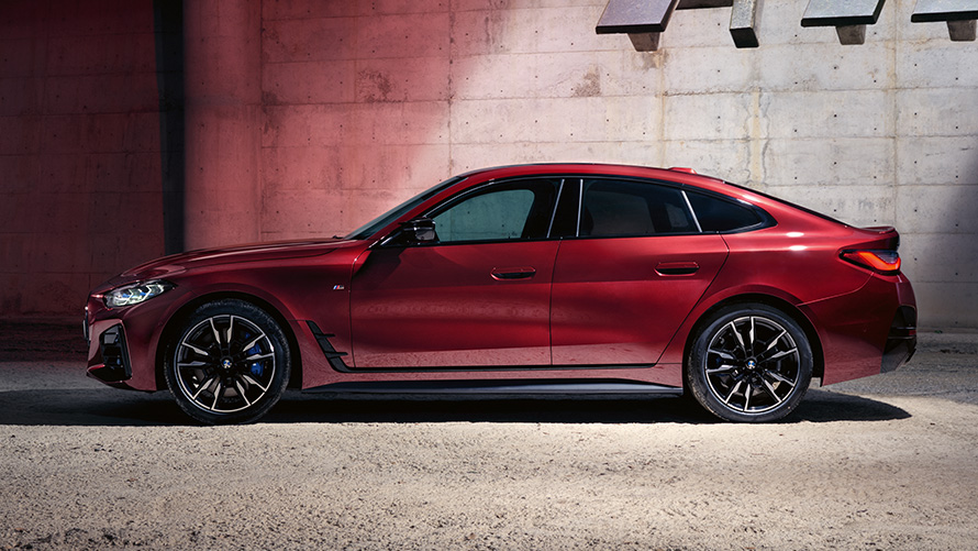 BMW 4 시리즈 그란 쿠페 G26 BMW 인디비주얼 아벤츄린 레드 메탈릭 측면도 BMW 4 시리즈 그란 쿠페 G26 BMW 인디비주얼 아벤츄린 레드 메탈릭 측면도