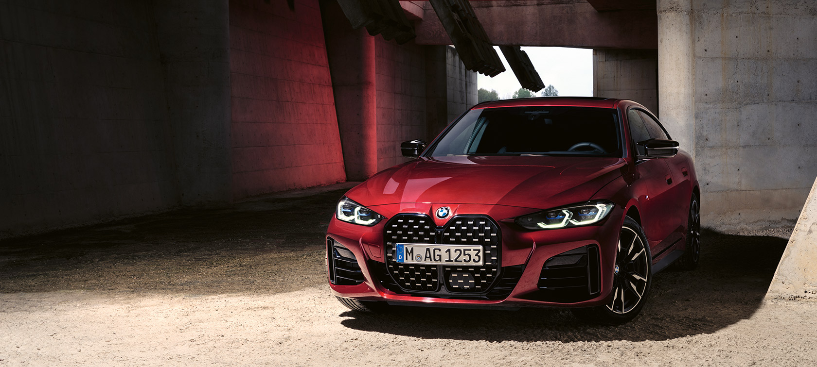 BMW 4 시리즈 그란 쿠페 G26 BMW 인디비주얼 아벤츄린 레드 메탈릭 3/4 정면도