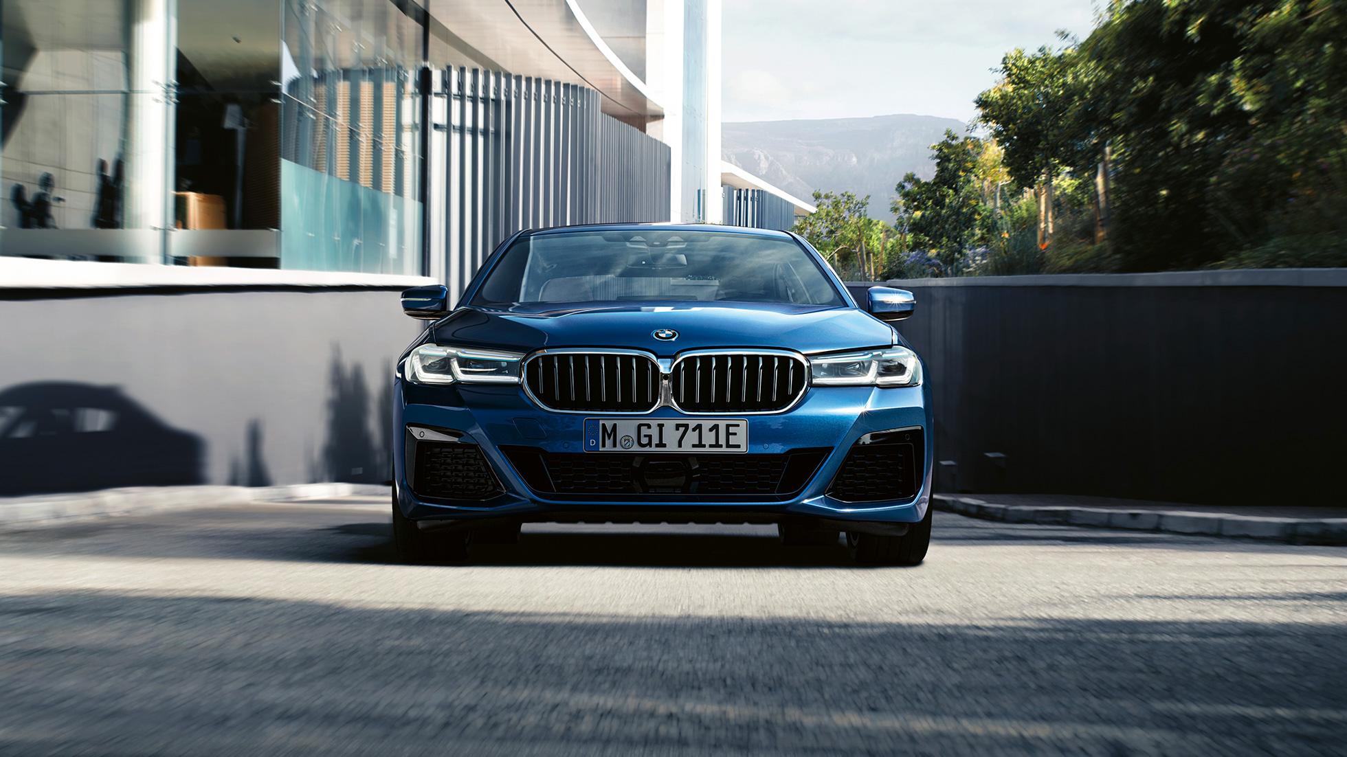 Double kidney grille and front apron BMW 5 Series Sedan G30 플러그인 하이브리드 Double kidney grille and front apron BMW 5 Series Sedan G30 Facelift 2020 Phytonic Blue close-up front 플러그인 하이브리드