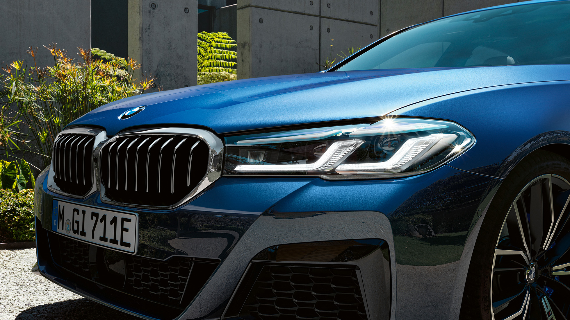 BMW Laserlight BMW 5 Series Sedan G30 플러그인 하이브리드 BMW Laserlight BMW 5 Series Sedan G30 Facelift 2020 Phytonic Blue close-up front 플러그인 하이브리드