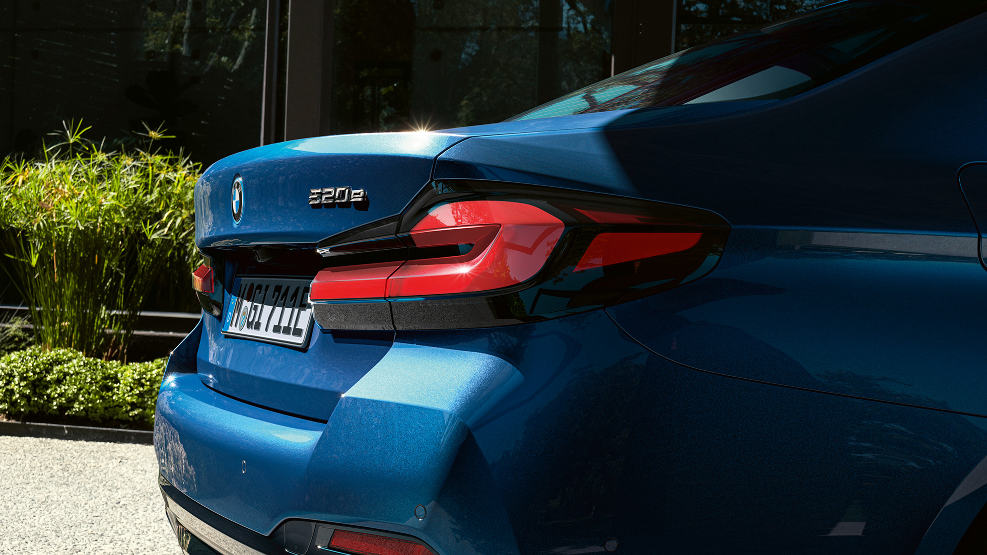 3D shaped rear lights BMW 5 Series Sedan G30 플러그인 하이브리드 3D shaped rear lights BMW 5 Series Sedan G30 Facelift 2020 Phytonic Blue close-up rear 플러그인 하이브리드