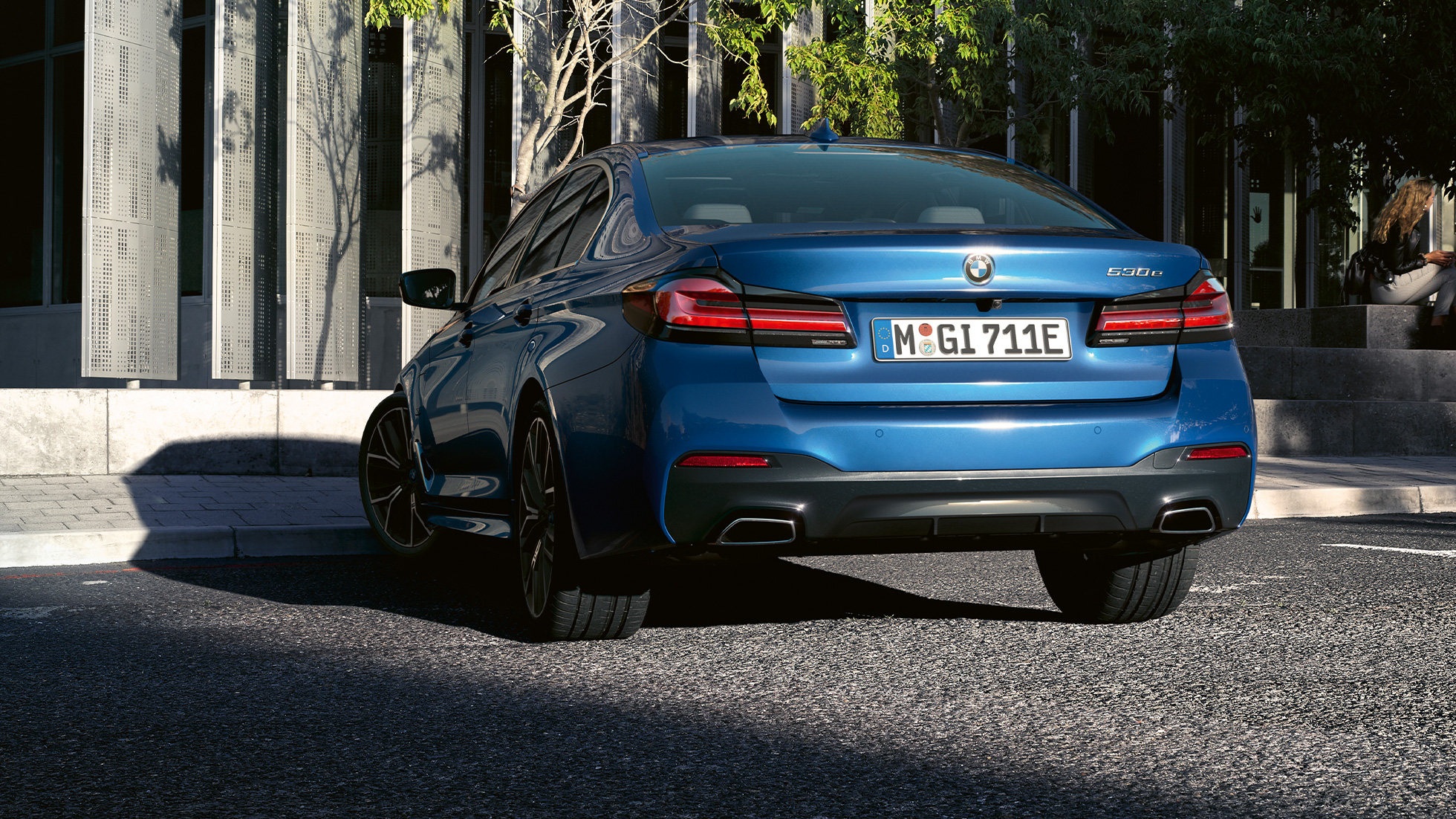 Rear apron BMW 5 Series Sedan G30 플러그인 하이브리드 Free-form exhaust pipes BMW 5 Series Sedan G30 Facelift 2020 Phytonic Blue close-up rear 플러그인 하이브리드