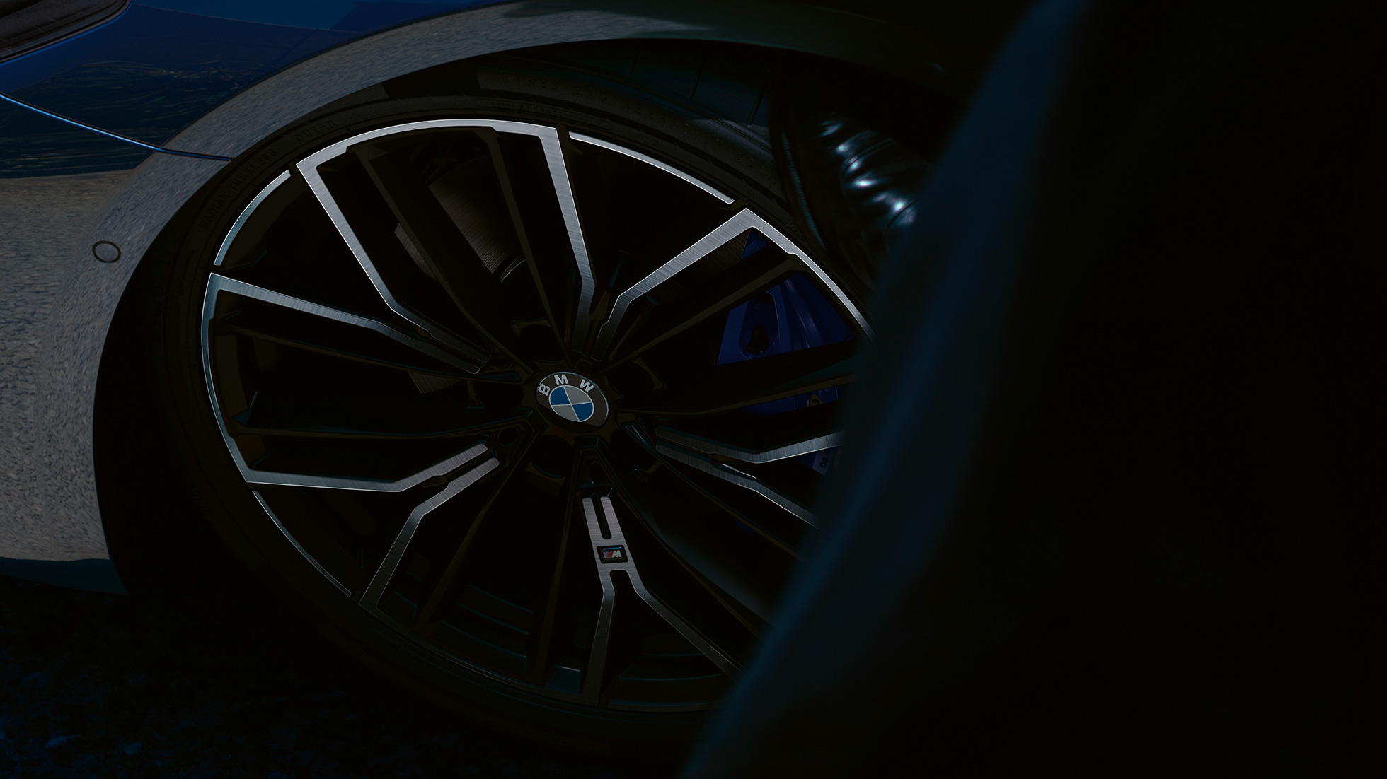 M light alloy wheel Y-spoke style 846 M BMW 5 Series Sedan G30 플러그인 하이브리드 M light alloy wheel Y 846 M BMW 5 Series Sedan G30 Facelift 2020 Phytonic Blue close-up 플러그인 하이브리드