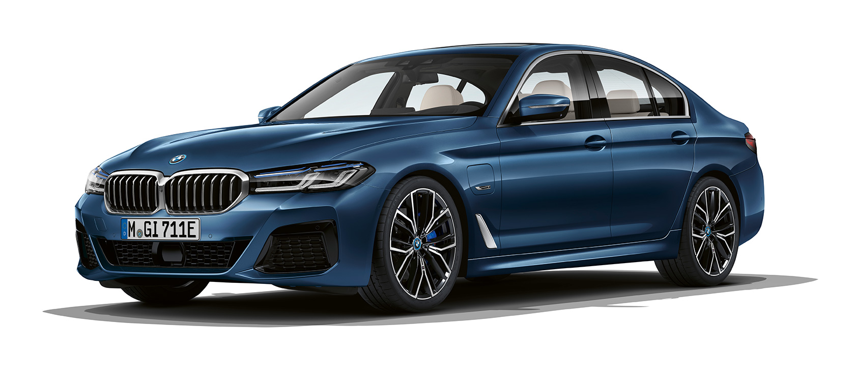 BMW 5 Series Sedan G30 standing 플러그인 하이브리드 BMW 5 Series Sedan G30 Facelift 2020 three-quarter front view standing 플러그인 하이브리드