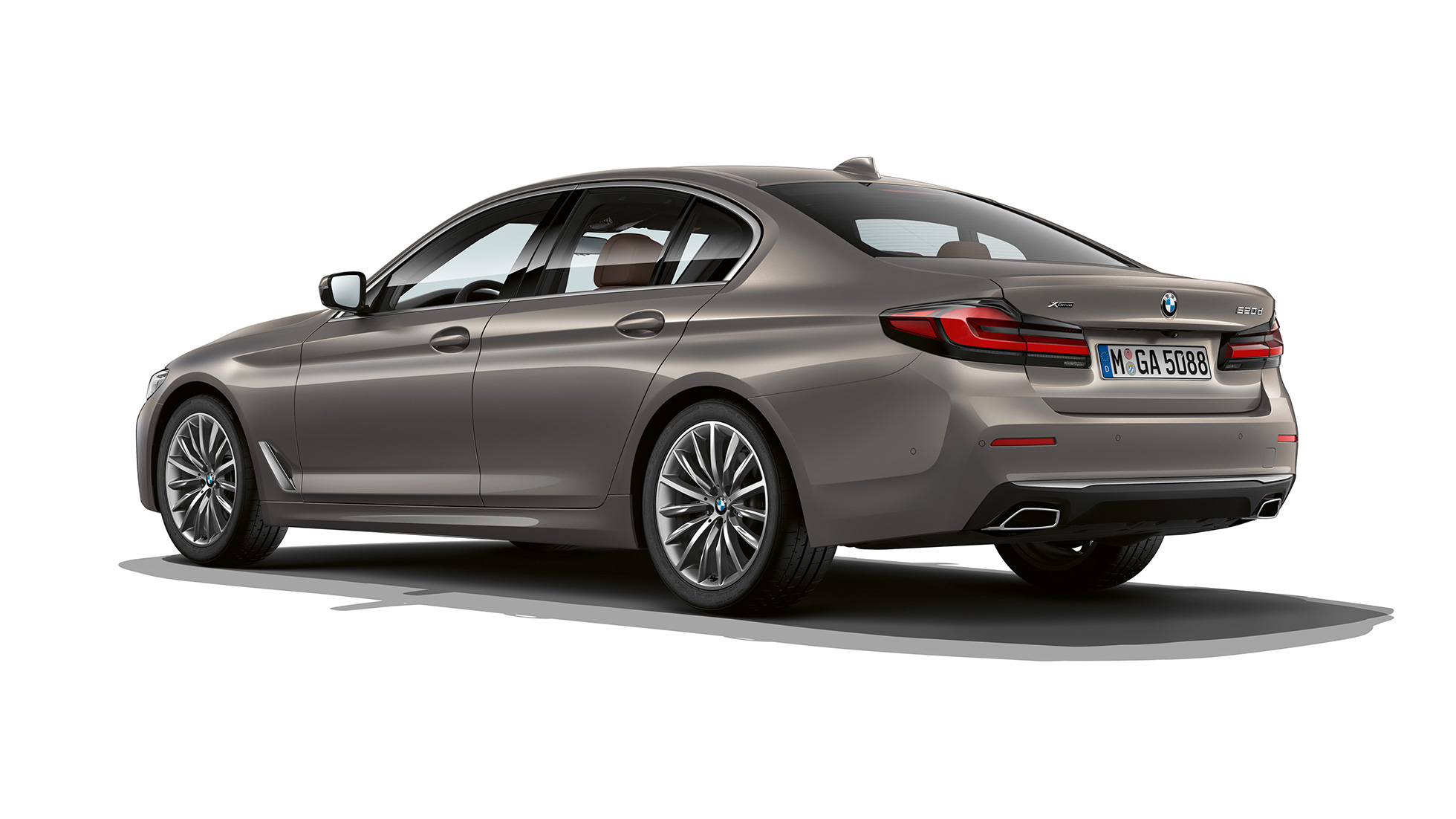 BMW 5 Series Sedan G30 Luxury Line rear 플러그인 하이브리드 BMW 5 Series Sedan 520d xDrive G30 2020 Luxury Line in Bernina Grey three-quarter rear view 플러그인 하이브리드