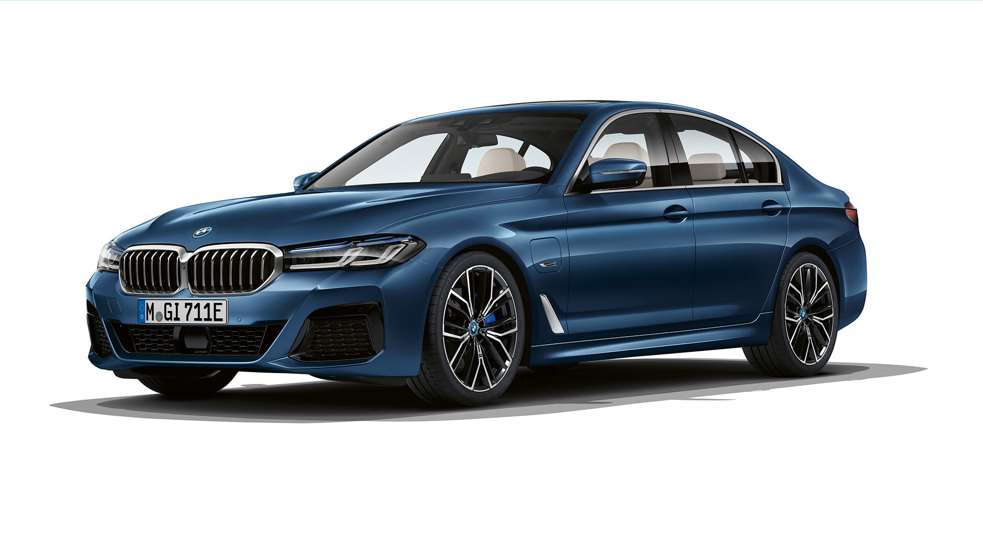 BMW 5 Series Sedan G30 Plug-in hybrid M Sport package front 플러그인 하이브리드 BMW 5 Series Sedan 520d xDrive G30 2020 M Sport package in Alpine White three-quarter front view 플러그인 하이브리드