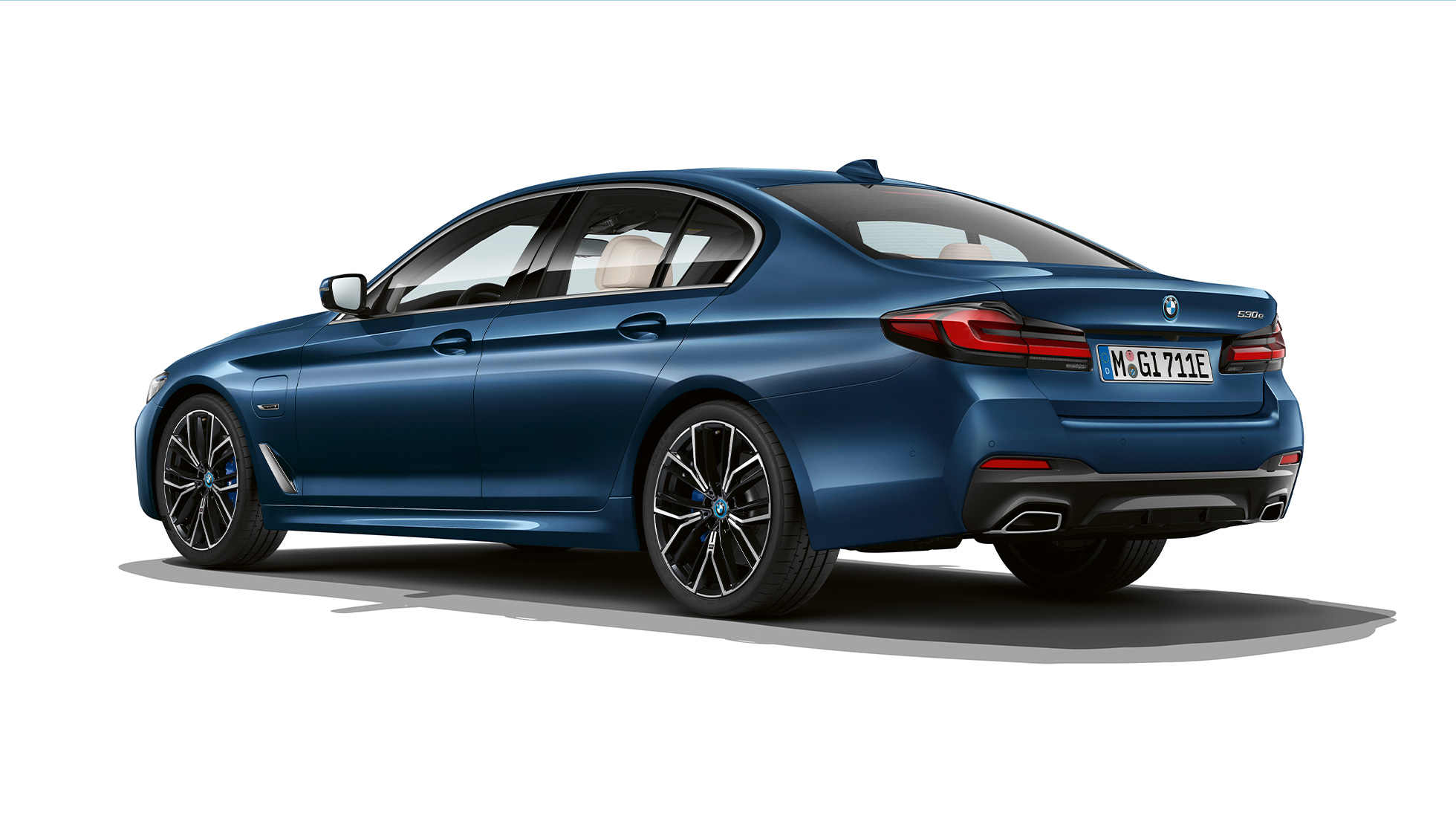 BMW 5 Series Sedan G30 Plug-in hybrid M Sport package rear 플러그인 하이브리드 BMW 5 Series Sedan 520d xDrive G30 2020 M Sport package in Alpine White three-quarter rear view 플러그인 하이브리드
