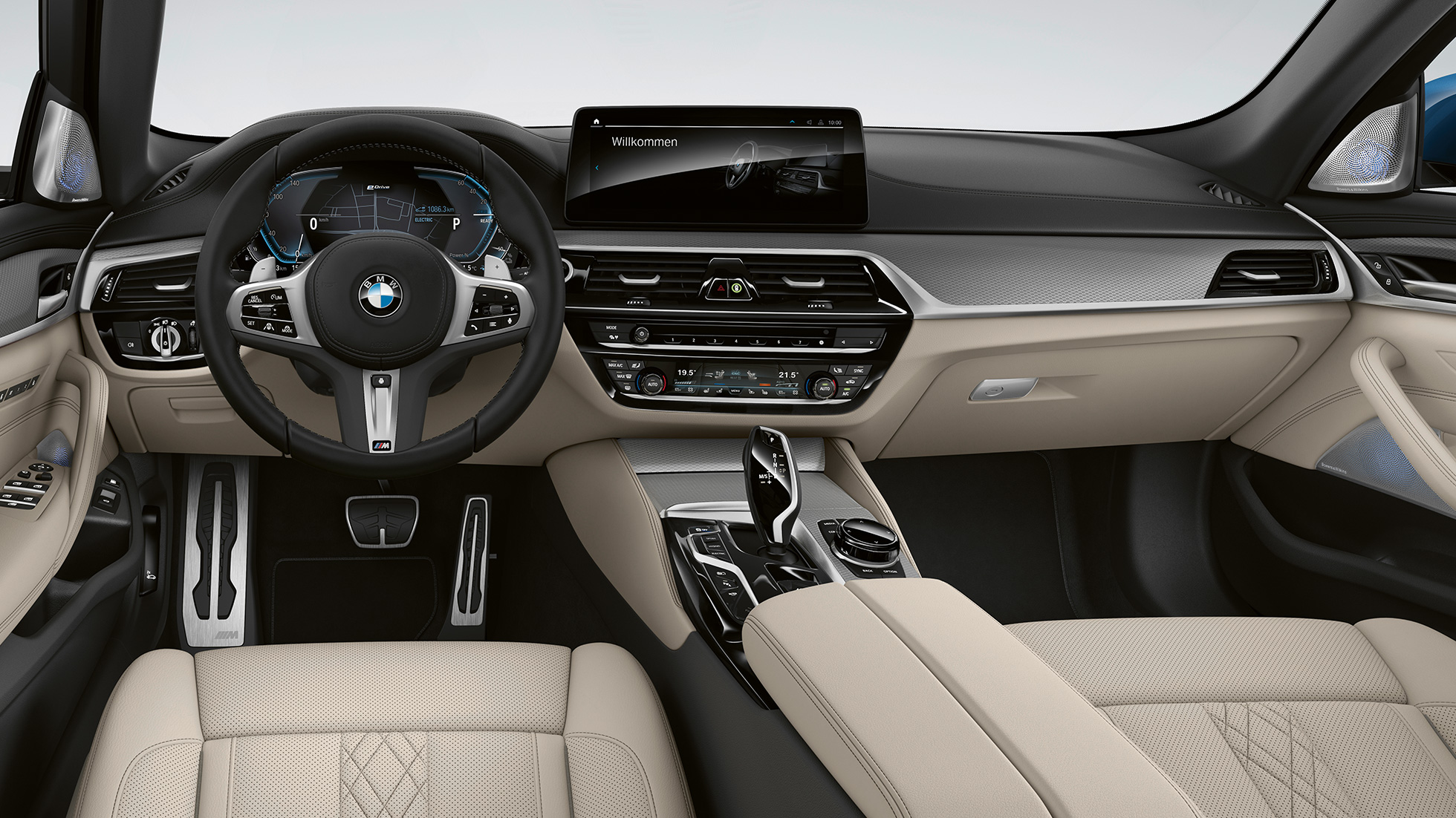 Cockpit BMW 5 Series Sedan Plug-in hybrid G30 M Sport package 플러그인 하이브리드 Cockpit BMW 5 Series Sedan 520d xDrive G30 2020 M Sport package Leather 'Dakota' Black with contrast stitching Blue interior 플러그인 하이브리드