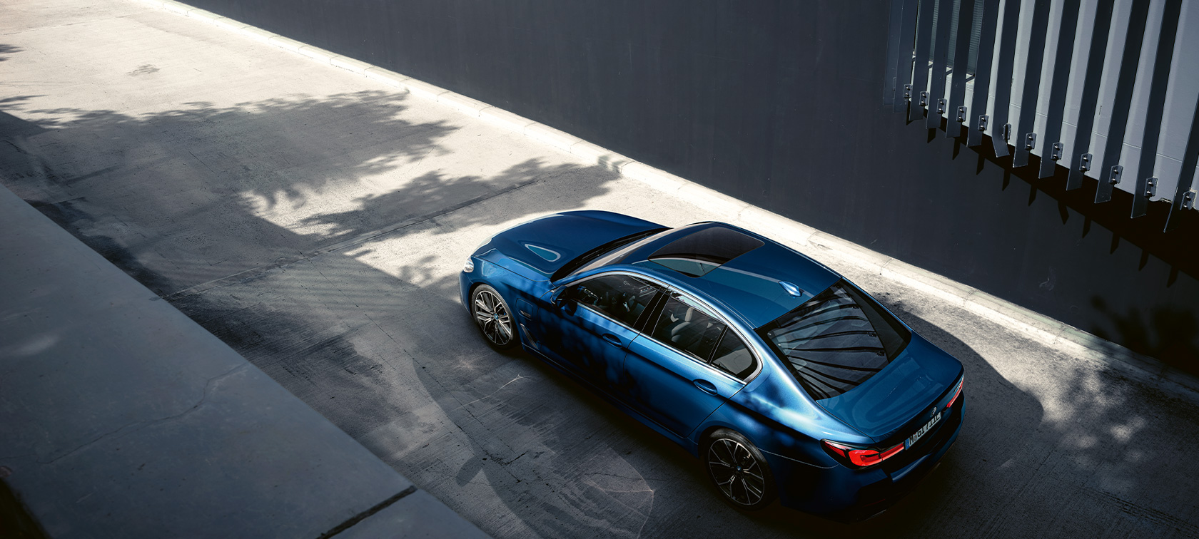BMW 5 Series Sedan G30 standing 플러그인 하이브리드 BMW 5 Series Sedan G30 Facelift 2020 Phytonic Blue bird’s eye view standing 플러그인 하이브리드
