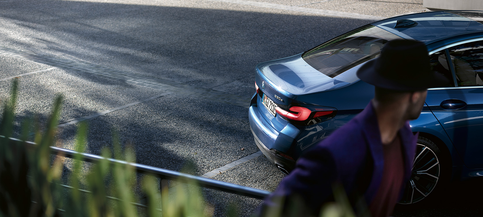 Man standing behind parking BMW BMW 5 Series Sedan G30 플러그인 하이브리드 BMW 5 Series Sedan G30 Facelift 2020 man standing behind parking BMW 플러그인 하이브리드