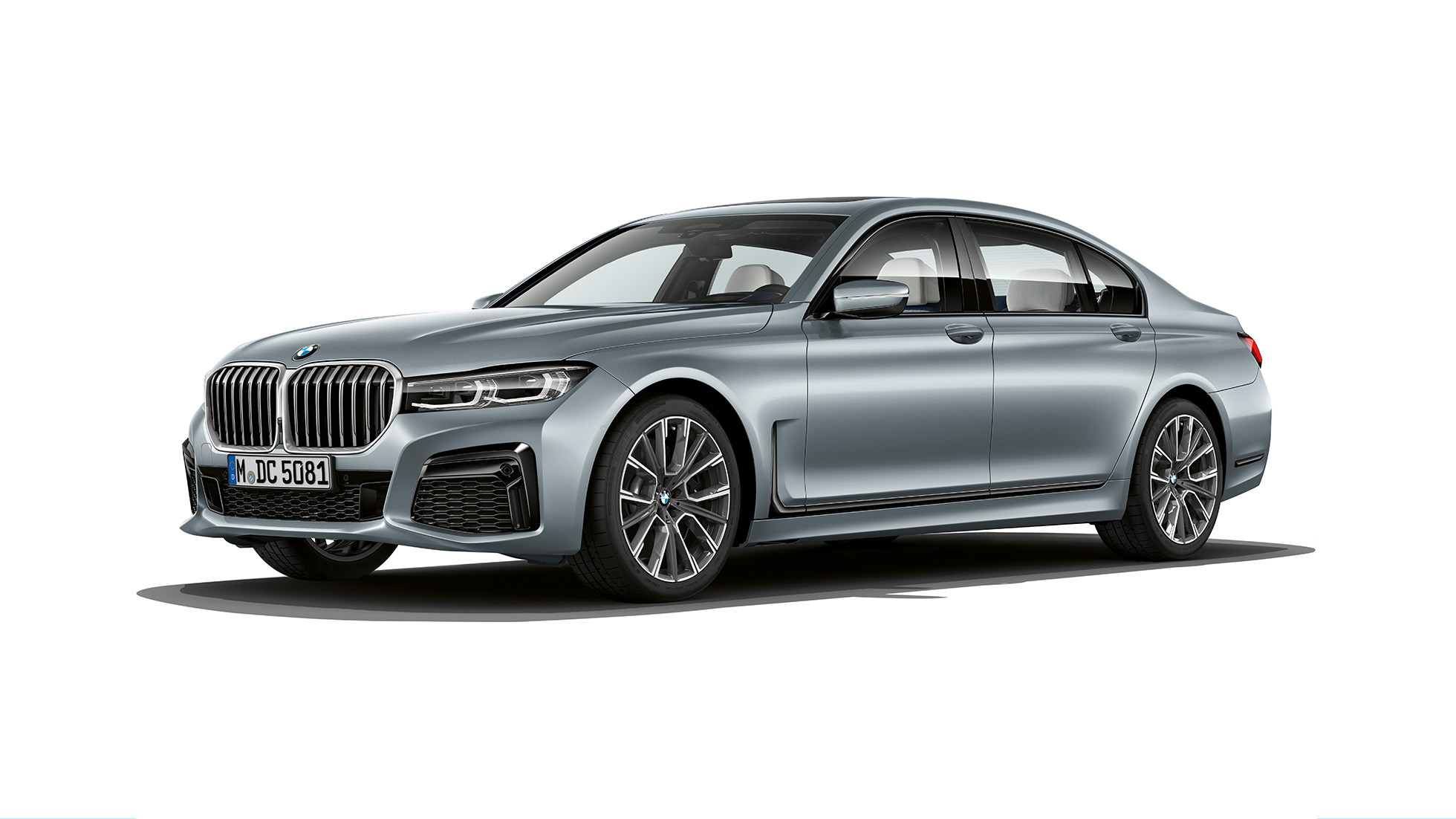 BMW 7시리즈 세단 M 스포츠 패키지, 정측면 모습 그레이 색상 BMW 7시리즈 세단 M 스포츠 패키지의 정측면 모습