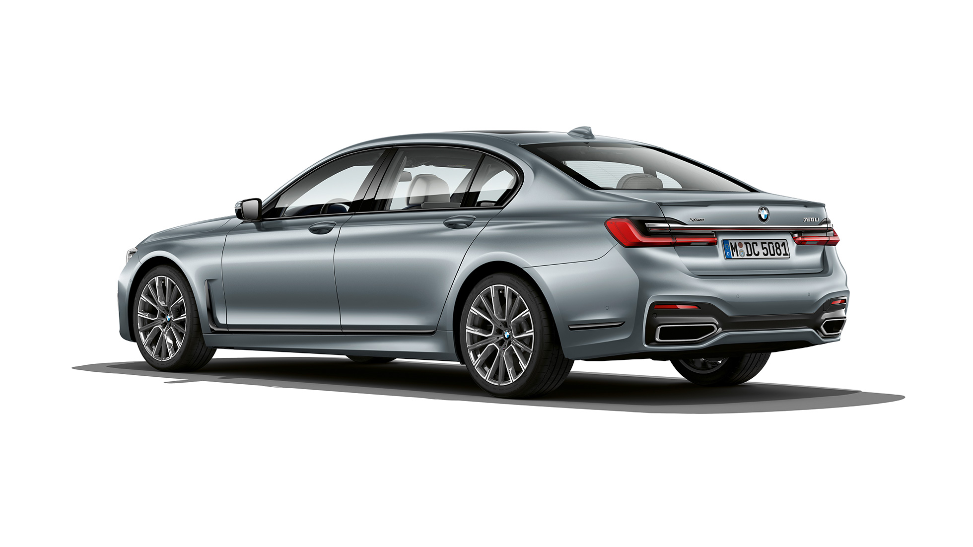 BMW 7 시리즈 세단 M 스포츠 패키지, 후측면 모습 그레이 색상 BMW 7 시리즈 세단 M 스포츠 패키지의 후측면 모습