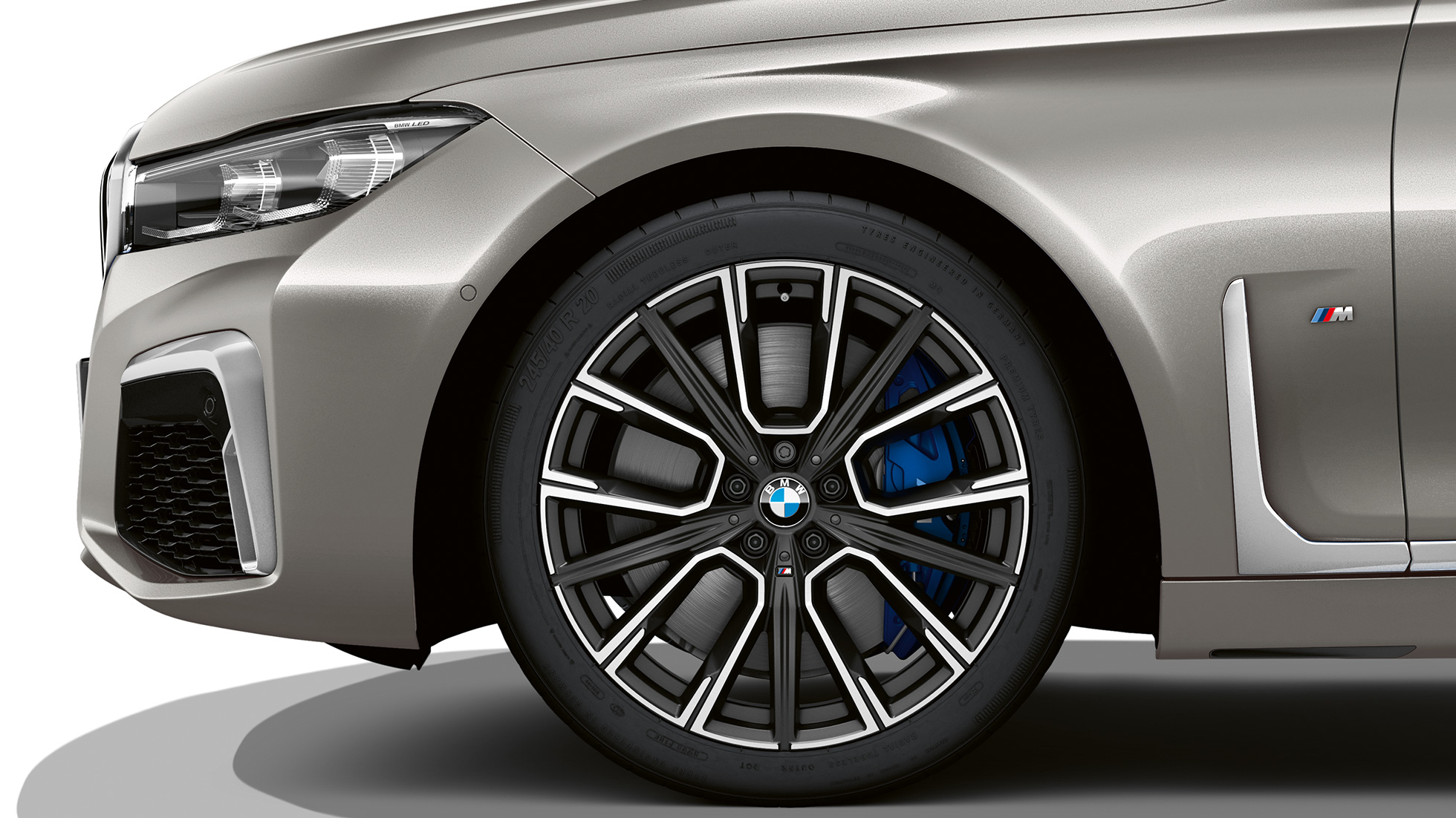 BMW 7시리즈 세단 M 스포츠 패키지, 프론트 휠 BMW 7시리즈 세단 M 스포츠 패키지, 프론트 휠의 근접 사진