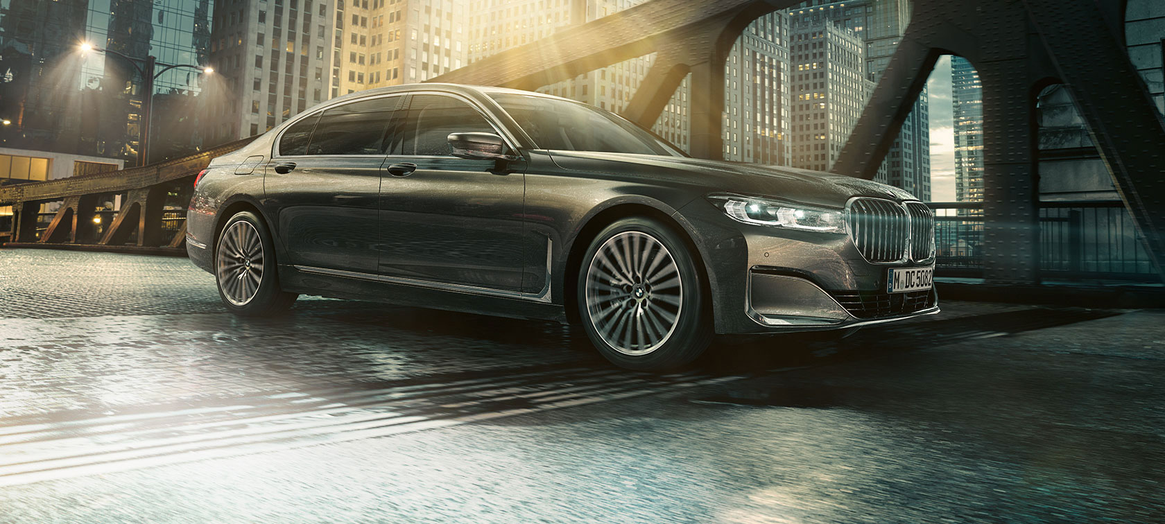 BMW 7 Series Sedan side view 플러그인 하이브리드 G11 BMW 7 Series Sedan in side view with opened door in front of illuminated hotel 플러그인 하이브리드 G11