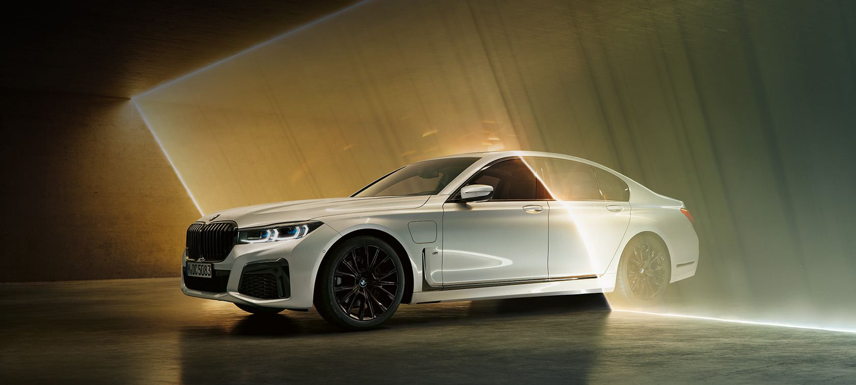 BMW 7 Series Sedan, white, three-quarter front view 플러그인 하이브리드 G11 BMW 7 Series Sedan: white BMW in three-quarter front view surrounded by beam of light 플러그인 하이브리드 G11