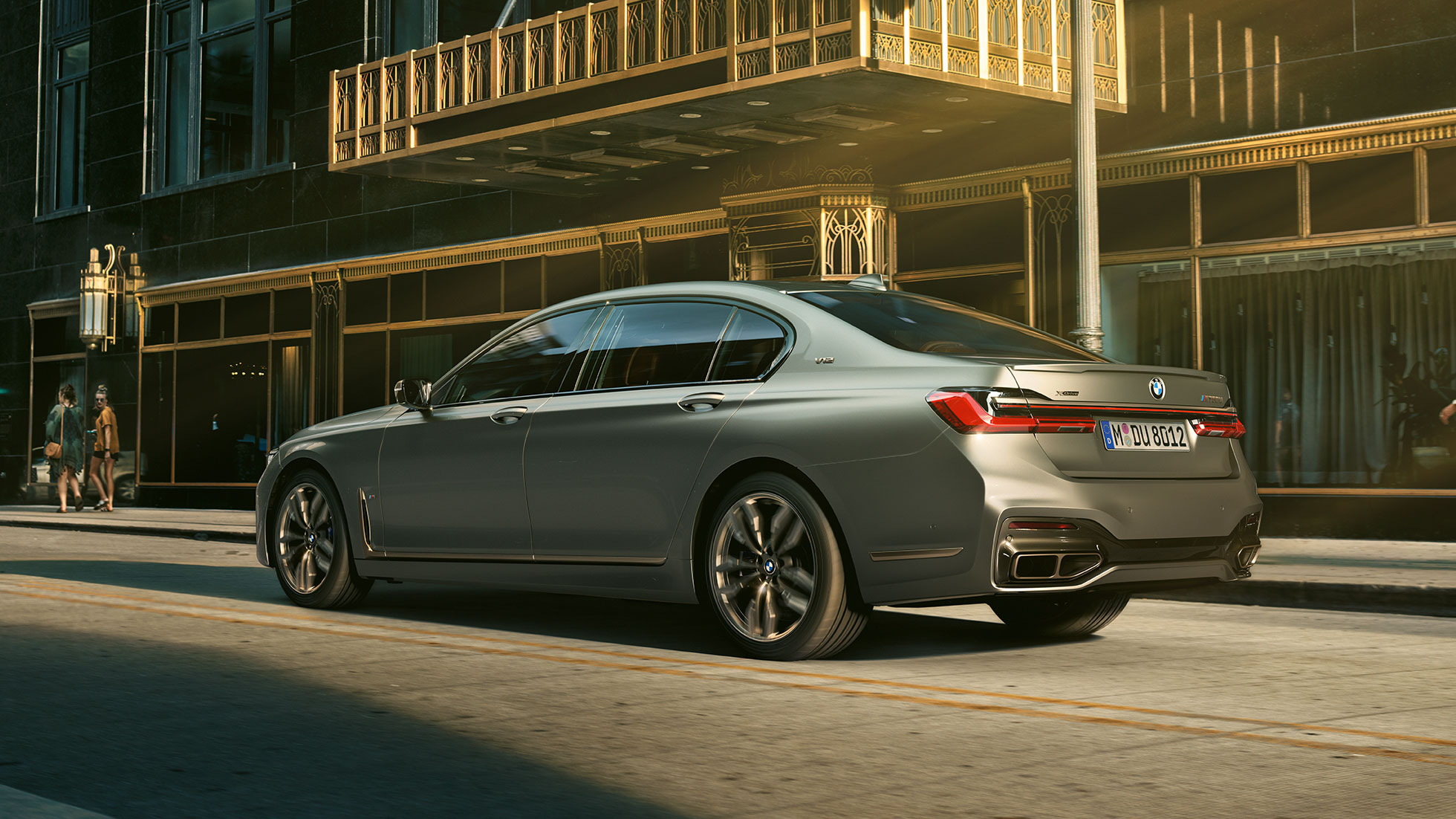 BMW M760Li xDrive with V12 engine 플러그인 하이브리드 G11 BMW M760Li xDrive stands in lateral rear view in front of skyscrapers in urban setting 플러그인 하이브리드 G11