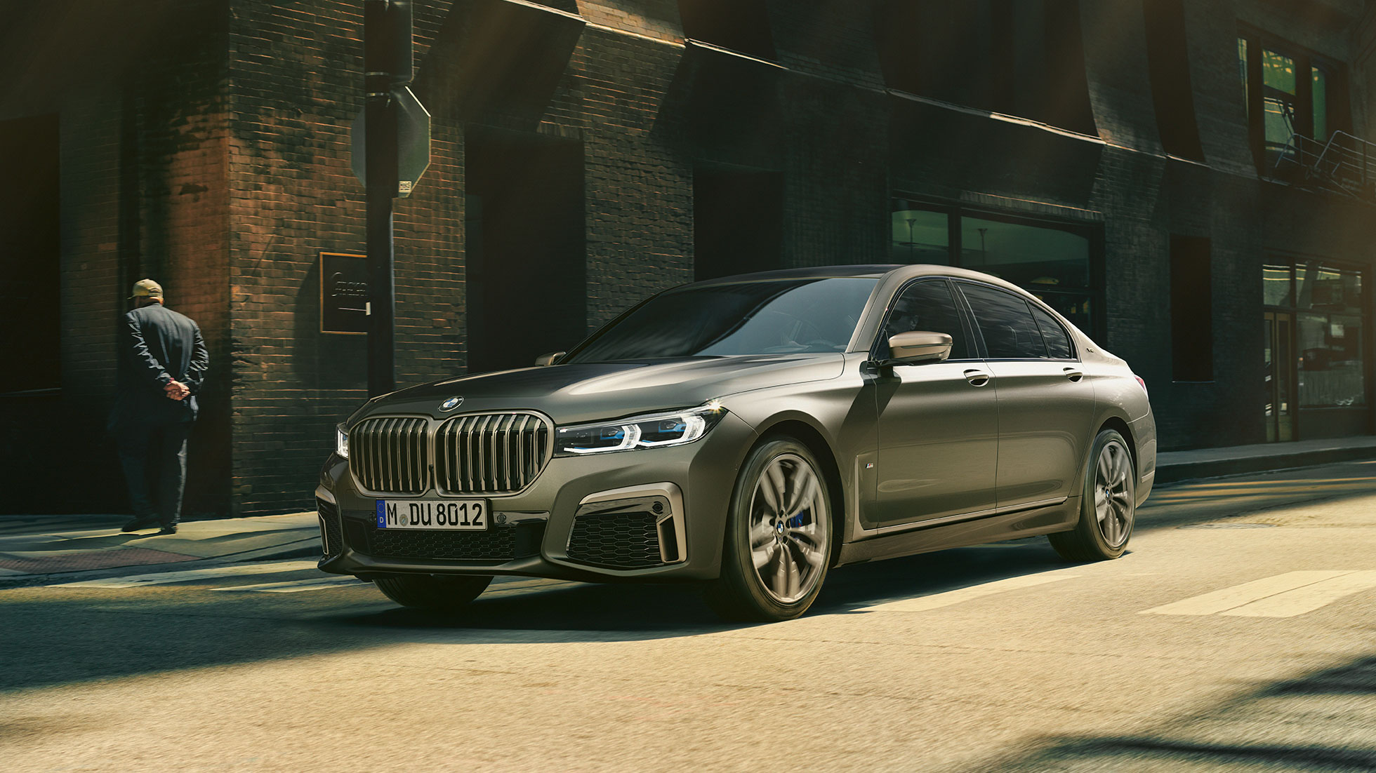 BMW M760Li xDrive in urban setting 플러그인 하이브리드 G11 BMW M760Li xDrive in lateral front view driving on street in urban setting 플러그인 하이브리드 G11